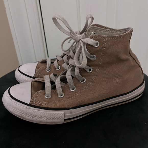 Size 2 Kids High Top Converse Beige - Picture 2 of 5